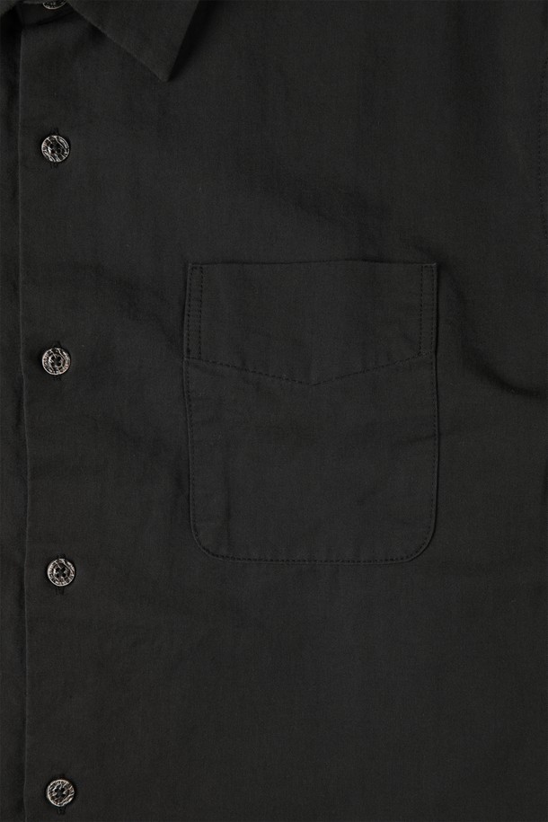 워시드 포켓 셔츠 D-QCSH52는 부드러운 촉감의 레이온, 면, 리넨 혼방 소재로 제작되어 통기성이 우수하고 쾌적한 착용감을 선사합니다. 슬림핏으로 단정하게 떨어지는 실루엣과 긴 소매 기장이 특징이며, 무지 디자인에 앞면 포켓 디테일로 포인트를 더했습니다. 블랙, 차콜 두 가지 컬러로 출시되어 출근룩, 오피스룩뿐만 아니라 미니멀, 클래식, 캐주얼 등 다양한 스타일로 연출하기 좋습니다. 단독 착용하거나 티셔츠와 레이어드하여, 또는 아우터 안에 이너로 활용하여 사계절 내내 폭넓게 활용할 수 있습니다.
