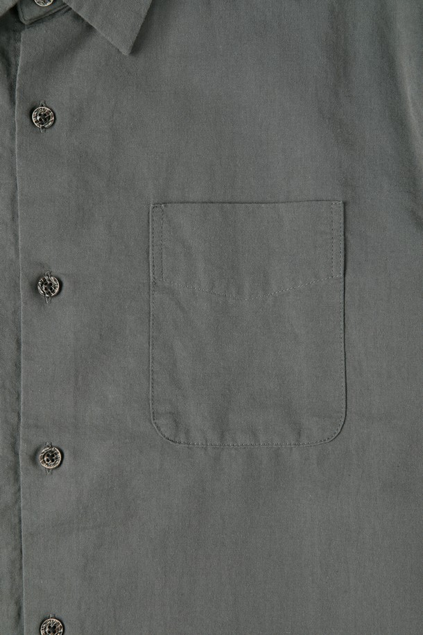 워시드 포켓 셔츠 D-QCSH52는 부드러운 텐셀, 면, 린넨 혼방 소재로 제작되어 가볍고 편안한 착용감을 선사합니다. 블랙, 차콜 두 가지 색상으로 출시되었으며, 슬림핏과 레귤러 기장으로 깔끔한 핏을 연출합니다. 앞면 포켓 디테일과 워싱 가공이 특징이며, 캐주얼, 미니멀, 클래식 스타일을 모두 소화 가능합니다. 긴 소매 기장으로 간절기부터 초여름까지, 두께감이 얇아 통기성이 뛰어나 일상생활에서 활용하기 좋습니다. 내추럴한 텍스처가 돋보이는 단추 여밈 방식의 셔츠입니다.
