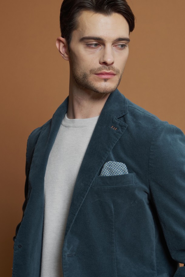 **슬림핏 벨벳 재킷 D-QCJK50**은 남성분들을 위한 클래식하고 베이직한 스타일의 블레이저입니다. 부드러운 촉감의 면, 스판덱스 혼방 소재로 제작되어 간절기부터 여름까지 시원하게 착용 가능하며, 슬림핏 디자인으로 세련된 실루엣을 연출합니다. 싱글 버튼 여밈 방식과 노치 라펠, 더블 벤트, 패치 포켓, 가슴 포켓 행거칩 디테일이 특징입니다. 출근룩, 비즈니스 캐주얼, 오피스룩 등 다양한 TPO에 맞춰 미니멀하고 시크한 스타일을 완성해보세요. 시원한 블루 컬러로 포인트를 더한 데일리 자켓입니다.
