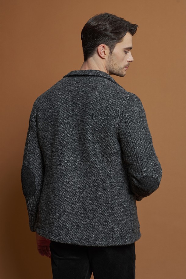 남성 울 혼방 니트 재킷 F-GNJK51은 간절기에 세련된 스타일을 연출할 수 있는 아우터입니다. 부드러운 감촉과 포근함을 선사하며, 클래식하고 세련된 무드를 자아냅니다. 노치 라펠과 엘보 패치가 돋보이는 디자인으로, 슬림핏에 투 버튼 여밈 방식이 특징입니다. 폴리에스터, 버진울, 면, 기타 섬유 혼방 소재로 제작되어 내구성이 뛰어나며, 비즈니스 캐주얼, 출근룩, 모임룩 등 다양한 TPO에 활용하기 좋습니다. 특히 엘보 배색 패치 디테일과 자연스러운 실루엣이 돋보이는 아이템입니다.
