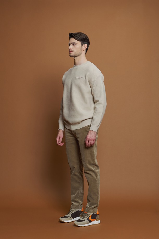 **레귤러슬림핏 코듀로이 팬츠 M-QCPT51**

부드러운 촉감과 두꺼운 두께감으로 따뜻함을 선사하는 남성용 코듀로이 팬츠입니다. 캐주얼과 클래식 스타일을 모두 소화할 수 있는 디자인으로, 일상생활에서 폭넓게 활용할 수 있습니다. 그레이, 네이비, 화이트, 베이지 4가지 컬러로 제공되어 다양한 상의와 매치하기 용이합니다. 면과 스판덱스 혼방 소재로 제작되어 편안한 착용감을 제공하며, 슬림핏과 레귤러핏 두 가지 스타일로 만나볼 수 있습니다. 앞, 뒤 포켓 디자인과 뒷주머니 봉제 제거가 가능한 디테일이 돋보이는 긴바지입니다.
