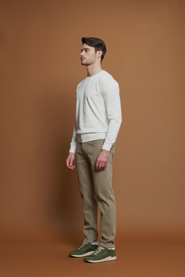 베이지 자수 포인트 기모 데님 팬츠 M-GJEAN83는 겨울 데일리룩을 위한 캐주얼 스타일의 긴바지입니다. 부드러운 촉감의 면, 텐셀, 비스코스, 스판 혼방 소재로 제작되어 편안한 착용감을 선사합니다. 슬림핏과 레귤러핏 두 가지 핏으로 출시되었으며, 두꺼운 두께감과 기모 안감으로 따뜻함을 더했습니다. 5포켓 디자인에 앞뒤 포켓 자수 디테일이 돋보이며, 신축성이 있어 활동성을 높였습니다. 베이지, 차콜 그레이, 라이트그레이 세 가지 색상으로 만나보세요.
