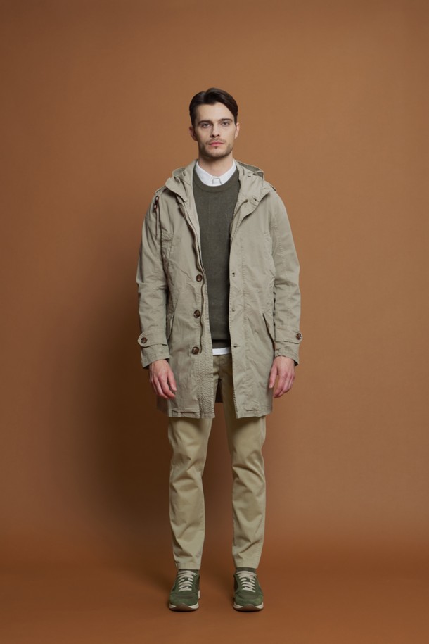 가먼트다잉 롱 후드 야상 M-QBBY50은 캐주얼하고 밀리터리한 무드를 동시에 연출하는 남성용 아우터입니다. 봄, 가을 간절기에 적합하며, 부드러운 면, 스판 혼방 소재로 제작되어 편안한 착용감을 선사합니다. 일체형 후드와 지퍼, 단추 이중 여밈으로 보온성을 높였으며, 레귤러 슬림핏으로 세련된 실루엣을 자랑합니다. 가먼트다잉 기법으로 자연스러운 얼룩과 색상 차이를 살려 워크웨어 스타일을 완성하며, 가을 나들이룩에 돋보이는 스타일을 더합니다. 
