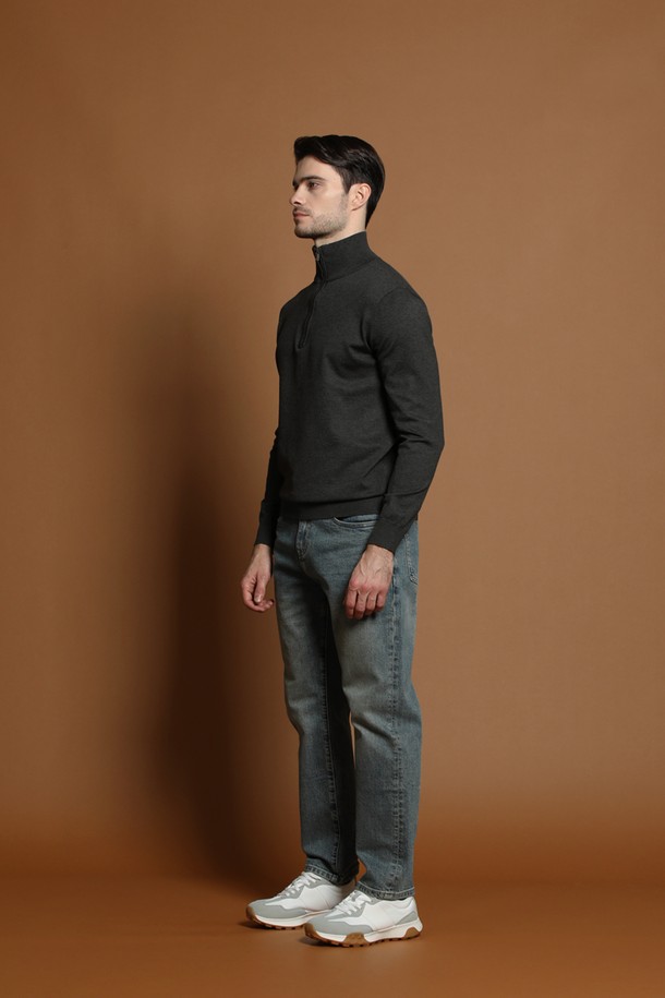 릴렉스핏 베이직 데님 팬츠 M-QJEAN51은 남성을 위한 베이직한 디자인의 데님 팬츠입니다. 봄, 가을 계절에 착용하기 좋으며, 릴랙스핏으로 편안한 착용감을 선사합니다. 캐주얼, 미니멀, 클래식 스타일을 모두 아우르며, 출근룩과 데이트룩 등 다양한 TPO에 활용할 수 있습니다. 무지 패턴의 긴 기장 데님 팬츠로, 데일리룩에 활용하기 좋은 아이템입니다.
