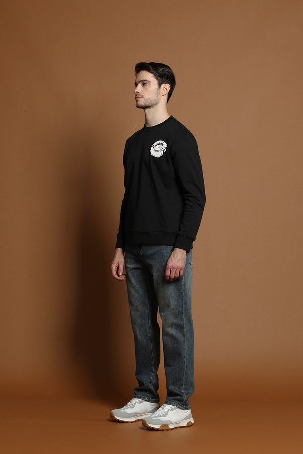 블랙 컬러의 남성용 로고 프린트 스웨트셔츠 D-QTEE57입니다. 봄, 가을, 겨울 모두 착용 가능한 두꺼운 두께감의 면 소재 스웨트셔츠로, 캐주얼 및 베이직 스타일을 연출하기 좋습니다. 라운드넥과 긴소매 디자인에 레귤러핏으로 제작되었으며, 일상복뿐만 아니라 출근룩으로도 활용 가능합니다. 로고 프린트 디테일이 돋보이는 미니멀한 디자인이 특징입니다.
