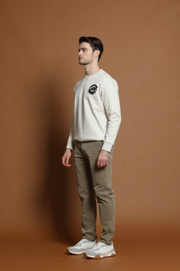 아이보리 컬러의 남성용 로고 프린트 스웨트셔츠 D-QTEE57입니다. 캐주얼, 미니멀 스타일로 출근룩, 캠핑룩에 활용하기 좋습니다. 면 소재로 제작되어 부드러운 촉감을 선사하며, 봄, 가을, 겨울 모두 착용 가능한 두꺼운 두께감의 긴소매 레귤러핏 제품입니다. 라운드넥 디자인에 로고 프린트가 돋보이는 베이직한 디자인으로, 다양한 스타일 연출에 용이합니다.
