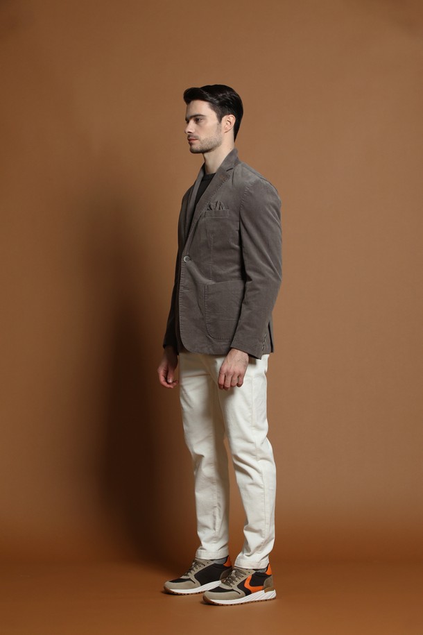 **슬림핏 코듀로이 재킷 D-QCJK51**

가을과 겨울, 당신의 품격을 높여줄 남성용 슬림핏 코듀로이 재킷입니다. 부드러운 촉감의 두꺼운 코듀로이 소재로 제작되어 따뜻함과 편안함을 선사합니다. 브라운과 그레이 두 가지 색상으로 출시되어, 어떤 룩에도 자연스럽게 어울립니다. 테일러드 칼라와 싱글 버튼 여밈, 그리고 포켓 디테일이 클래식하고 베이직한 디자인을 완성합니다. 비즈니스 캐주얼, 출근룩, 모임룩 등 다양한 TPO에 활용하여 미니멀하고 시크한 스타일을 연출해보세요.
