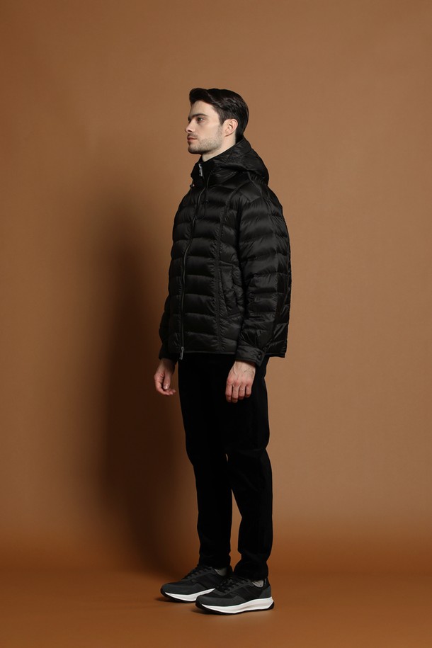 경량 덕다운 후드 재킷 M-QCJP58은 겨울철 넉넉한 보온성을 제공하는 남성용 패딩 재킷입니다. 일상 및 여행 등 다양한 TPO에 활용 가능하며, 캐주얼, 스포티, 미니멀 스타일을 소화합니다. 부드러운 촉감의 나일론 소재와 두꺼운 두께, 경량 설계로 편안한 착용감을 선사합니다. 무지 디자인의 블랙 컬러로 어떤 옷에도 쉽게 매치할 수 있으며, 레귤러핏과 집업 여밈 방식으로 활동성을 높였습니다. 후드 디테일과 긴 소매 기장으로 한겨울 추위에도 따뜻하게 몸을 보호합니다.
