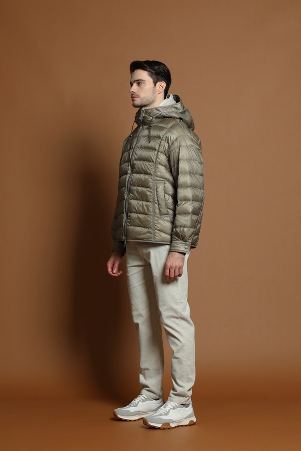 남성용 경량 덕다운 후드 재킷 M-QCJP58입니다. 베이지와 카키 두 가지 색상으로 출시되었으며, 가을, 겨울철 일상 및 캐주얼 출근룩에 적합합니다. 가볍고 따뜻한 덕다운 충전재와 부드러운 나일론 소재를 사용하여 편안한 착용감을 제공합니다. 레귤러핏에 집업 스타일로 간편하게 입고 벗을 수 있으며, 무지 디자인으로 다양한 룩에 활용하기 좋습니다. 두꺼운 두께감으로 보온성을 높였으며, 후드가 있어 더욱 실용적입니다.
