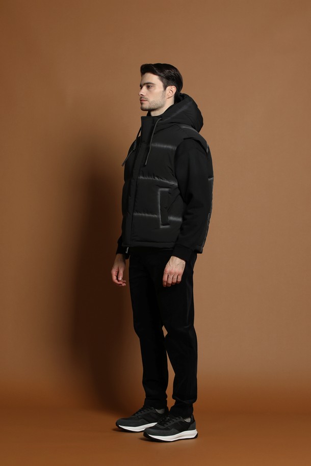 블랙 컬러의 남성용 후드 다운 베스트 M-QCJP59입니다. 겨울철 캐주얼 및 스포티 스타일을 연출하기에 적합하며, 레귤러 핏으로 편안하게 착용할 수 있습니다. 퀼팅 디자인과 후드가 특징이며, 두꺼운 두께감과 부드러운 촉감으로 따뜻함을 선사합니다. 민소매 디자인으로 활동성을 높였으며, 나일론 소재를 사용하여 내구성을 강화했습니다. 집업 형식으로 간편하게 착용 가능하며, 일상에서 폭넓게 활용할 수 있습니다.
