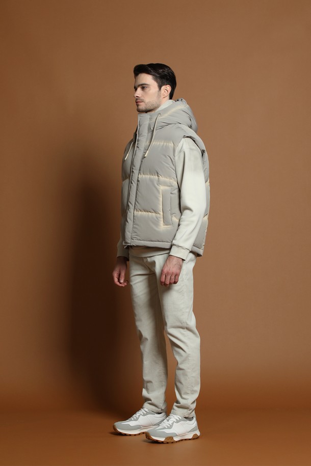 남성용 후드 다운 베스트 M-QCJP59는 겨울철 일상과 캠핑룩에 적합한 아이템입니다. 부드러운 촉감의 나일론 소재와 두꺼운 두께감으로 따뜻함을 제공하며, 캐주얼, 스포티, 미니멀 스타일을 연출하기 좋습니다. 무지 디자인의 그레이 컬러에 레귤러 핏으로 제작되어 편안한 착용감을 선사합니다. 집업 방식과 후드 탈부착 기능으로 실용성을 높인 패딩 베스트입니다.
