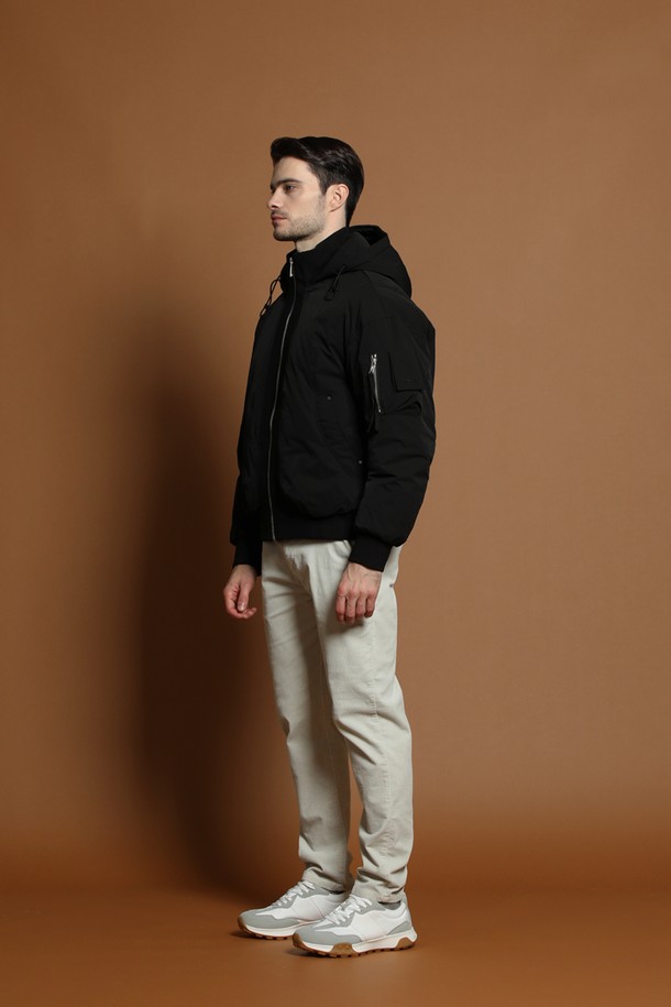 덕다운 블루종 재킷 M-QCJP64는 남성용 겨울 아우터로, 캐주얼하고 미니멀한 스타일을 연출합니다. 블랙 컬러의 무지 디자인으로 어떤 옷에도 쉽게 매치할 수 있으며, 두꺼운 두께감과 부드러운 촉감의 덕다운 충전재가 따뜻함을 선사합니다. 오버핏으로 편안한 착용감을 제공하며, 집업 방식과 긴 소매, 후드, 포켓 디테일이 실용성을 더합니다. 일상복으로 활용하기 좋은 패딩 타입의 블루종 재킷입니다.
