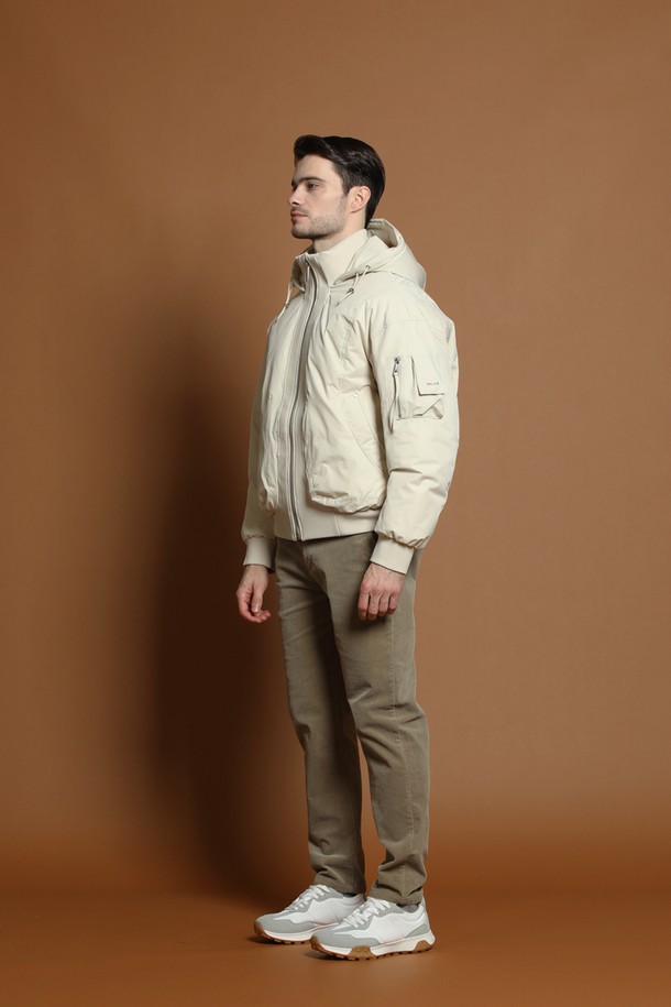 덕다운 블루종 재킷 M-QCJP64는 남성용 아우터로, 겨울철 일상에서 캐주얼하고 스포티한 스타일을 연출하기에 적합합니다. 아이보리, 화이트 두 가지 색상으로 출시되었으며, 숏 기장의 무지 디자인으로 미니멀한 매력을 더합니다. 두꺼운 두께감의 덕다운 충전재와 부드러운 촉감으로 따뜻함을 제공하며, 집업 여밈 방식과 후드, 포켓 디테일이 실용성을 높였습니다. 레귤러핏으로 제작되어 편안한 착용감을 선사하며, 긴 소매 기장으로 보온성을 더했습니다.
