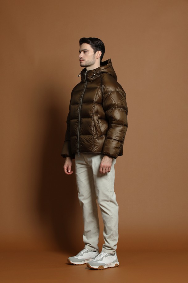 경량 덕다운 패딩 재킷 M-QCJP57은 겨울철 일상룩과 여행, 캠핑룩에 적합한 남녀 공용 아우터입니다. 브라운 컬러의 무지 디자인으로, 캐주얼, 미니멀, 고프코어 스타일을 모두 소화할 수 있습니다. 숏패딩 기장에 오버핏으로 편안한 착용감을 선사하며, 가볍고 따뜻한 덕다운 충전재와 부드러운 촉감의 나일론 소재를 사용하여 보온성을 높였습니다. 집업 스타일의 후드 디자인과 긴 소매 기장으로, 추운 날씨에도 든든하게 몸을 감싸줍니다.
