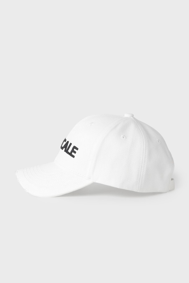 빈티지 로고 볼캡 M-QCAP01은 남녀 공용으로 착용 가능한 볼캡입니다. 봄, 여름, 가을 계절에 어울리는 면 소재의 부드러운 촉감과 일반적인 깊이 및 챙 넓이를 가지고 있습니다. 캐주얼, 미니멀, 클래식 스타일의 의상에 잘 어울리며, 여행룩이나 산책룩에 포인트를 줄 수 있습니다. 화이트 컬러에 빈티지한 로고 디자인이 특징입니다. 데일리룩에 편안함과 스타일을 더해보세요.
