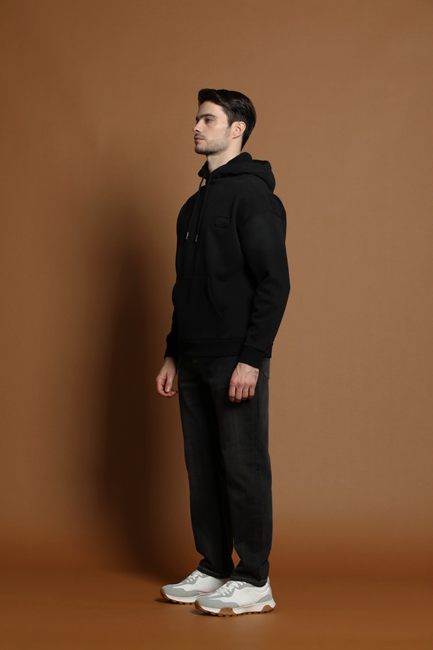 남성용 기모 그라데이션 후드 티셔츠 M-QTEE58입니다. 부드러운 기모 소재로 제작되어 가을, 겨울철 따뜻하게 착용할 수 있습니다. 캐주얼, 스트릿 스타일 연출에 적합하며, 레귤러 핏으로 편안한 착용감을 제공합니다. 블랙과 그라데이션 컬러 조합이 돋보이며, 후드 스트링으로 스타일을 더했습니다. 긴 소매 기장의 두꺼운 두께감으로 보온성을 높였습니다.
