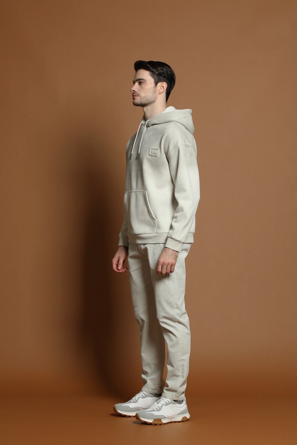 따뜻하고 포근한 남성용 기모 그라데이션 후드 티셔츠 M-QTEE58입니다. 부드러운 기모 안감으로 가을과 겨울철, 쌀쌀한 날씨에도 쾌적하게 착용 가능합니다. 베이직하고 캐주얼한 스타일로, 일상복으로 활용하기 좋습니다. 레귤러핏에 긴 소매, 후드 디자인으로 편안함을 더했습니다. 무지 패턴의 베이지 컬러가 어떤 스타일에도 잘 어울리며, 포켓 디테일로 실용성을 높였습니다.
