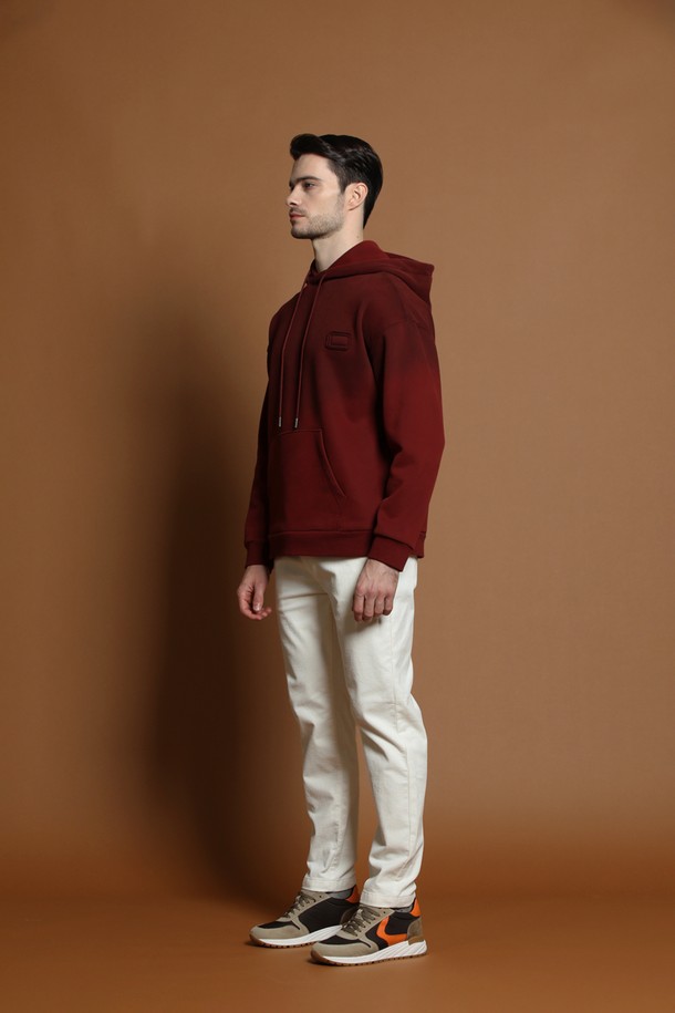 **기모 그라데이션 후드 티셔츠 M-QTEE58**

부드러운 기모 안감으로 포근함을 더한 남성용 후드 티셔츠입니다. 가을, 겨울 시즌에 어울리는 두꺼운 두께감으로 따뜻하게 착용할 수 있습니다. 베이직하고 캐주얼한 스타일로 일상복으로 활용하기 좋으며, 레귤러핏으로 편안한 착용감을 선사합니다. 와인, 버건디 컬러의 그라데이션 디자인이 돋보이며, 긴 소매와 후드 디테일로 포인트를 더했습니다. 미니멀한 스타일을 즐기는 분들께 추천합니다.
