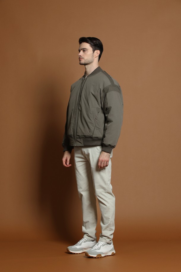 M-QCJP50 패치워크 다운 블루종 재킷은 겨울철 데일리룩과 출근룩에 활용하기 좋은 아우터입니다. 캐주얼, 클래식, 미니멀 스타일을 모두 아우르는 디자인으로, 세련된 분위기를 연출합니다. 카키브라운 컬러의 패치워크 패턴이 특징이며, 두꺼운 두께감과 가벼운 촉감으로 편안하게 착용할 수 있습니다. 덕다운 충전재(솜털 90%, 깃털 10%)와 680~700 필파워로 보온성을 높였으며, 베이스볼 카라와 시보리 마감으로 활동성을 더했습니다. 긴 소매, 집업 여밈 방식, 레귤러핏 디자인으로 제작되었습니다.
