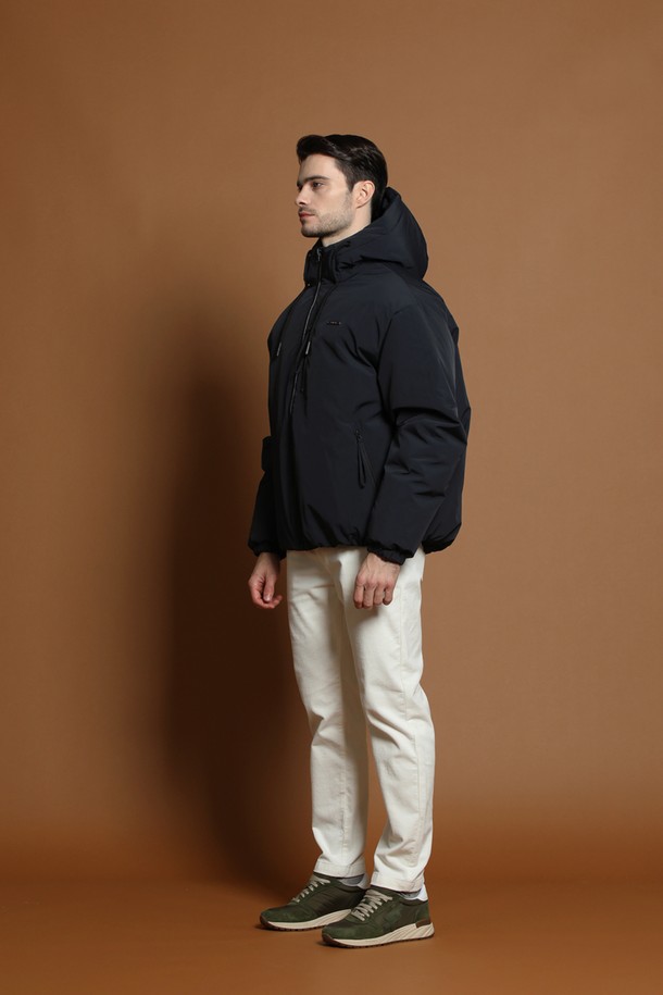 덕다운 후드 패딩 재킷 M-QCJP51은 남성용 겨울 아우터입니다. 블랙 컬러의 무지 디자인으로, 캐주얼 및 스포티 스타일을 연출하기 좋습니다. 두꺼운 두께감과 부드러운 촉감의 덕다운 소재로 제작되어 보온성과 방풍 기능을 제공합니다. 오버핏 숏패딩으로, 출근룩이나 여행룩에 편안하게 착용할 수 있으며, 긴 소매와 집업 여밈 방식의 디자인입니다. 후드 디테일이 더해져 활동적인 느낌을 더합니다.
