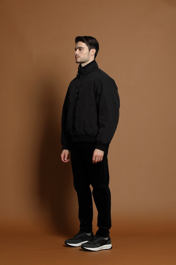 남성용 하이넥 다운 블루종 재킷 M-QCJP53입니다. 블랙 컬러의 무지 디자인으로, 캐주얼 및 스포티 스타일을 연출하기 좋습니다. 두꺼운 두께감과 부드러운 촉감의 나일론 소재로 제작되어 겨울철 보온과 방풍 기능을 제공합니다. 오버핏 디자인에 집업 여밈 방식으로 편안하게 착용 가능하며, 긴 소매 기장과 하이넥 스타일이 특징입니다. 안감은 패딩 처리되어 따뜻함을 더합니다.
