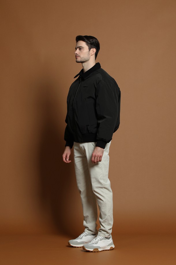 덕다운 더블 카라 블루종 재킷 M-QCJP54는 남성용 겨울 아우터입니다. 블랙 컬러의 무지 디자인으로 캐주얼, 스포티, 미니멀 스타일을 연출하기 좋습니다. 두꺼운 두께감과 부드러운 촉감의 덕다운 소재로 제작되어 보온성을 높였습니다. 넉넉한 오버핏에 집업 방식, 더블 카라 디자인으로 포인트를 주었습니다. 긴 소매 기장의 블루종 재킷으로 일상에서 편안하게 착용할 수 있습니다.
