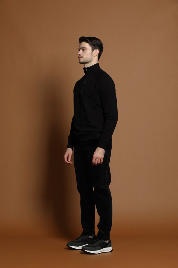 소프트 사이드 반집업 니트 M-QNIT61은 남성용 상의입니다. 부드러운 촉감의 니트 소재로 제작되었으며, 가을과 겨울에 따뜻하게 착용할 수 있습니다. 베이직하고 미니멀한 스타일로, 레귤러 핏과 긴 소매 기장을 갖추었습니다. 블랙 색상의 무지 디자인에 반집업 디테일이 더해져 세련된 느낌을 줍니다. 두꺼운 두께감으로 보온성을 높였으며, 일상생활에서 편안하게 활용하기 좋습니다.
