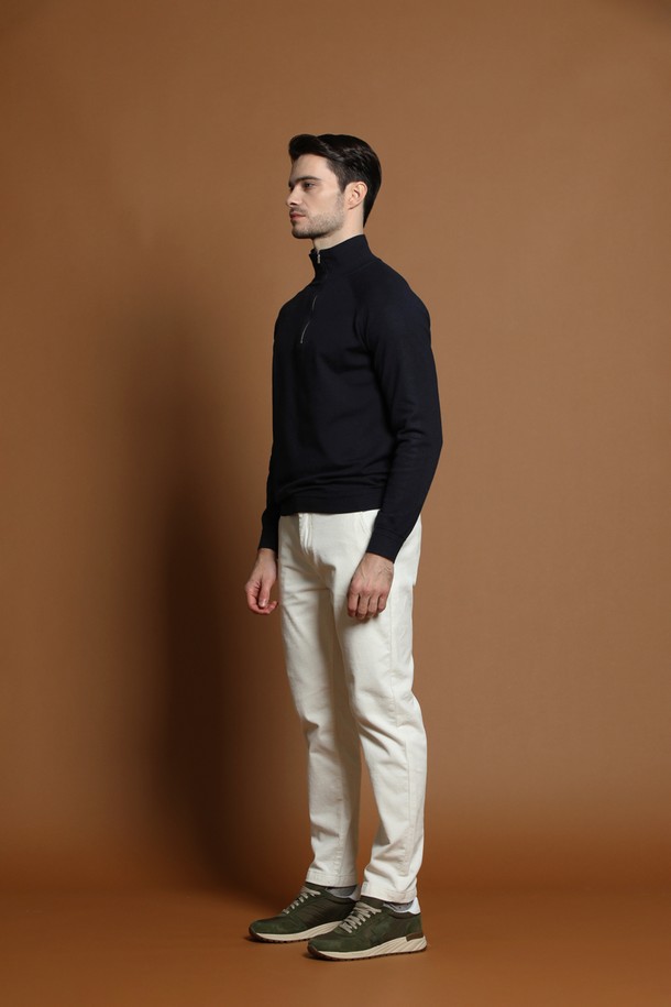 소프트 사이드 반집업 니트 M-QNIT61은 가을, 겨울 시즌에 어울리는 남성용 니트입니다. 베이직하고 미니멀한 스타일로, 일상복으로 활용하기 좋습니다. 부드러운 촉감의 니트 소재로 제작되었으며, 두꺼운 두께감으로 따뜻하게 착용할 수 있습니다. 레귤러 핏에 긴 소매, 반집업 네크라인 디자인으로 세련된 느낌을 더했습니다. 블랙 컬러에 무지 패턴으로 어떤 옷에도 쉽게 매치할 수 있습니다.
