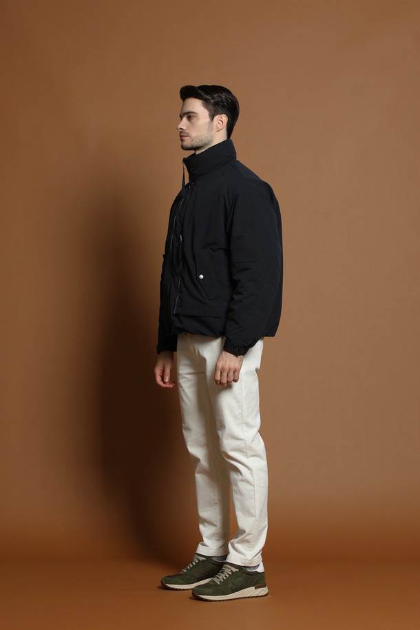 블랙 컬러의 덕다운 충전재를 사용한 남성용 블루종 재킷입니다. 일상 및 출근룩에 적합하며, 캐주얼하고 미니멀한 스타일을 연출합니다. 넉넉한 오버핏으로 편안한 착용감을 선사하며, 사이드 지퍼 디테일이 특징입니다. 긴 소매 기장과 두꺼운 두께감으로 겨울철에도 따뜻하게 입을 수 있습니다. 부드러운 촉감의 무지 디자인으로 다양한 룩에 활용하기 좋습니다.
