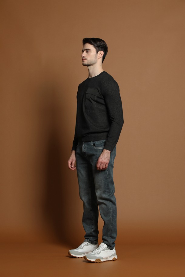 슬림핏 소프트 포켓 니트 M-QNIT62는 가을, 겨울 시즌에 어울리는 남성용 라운드넥 긴소매 니트입니다. 얇은 두께감과 부드러운 촉감의 니트 소재로 제작되어 편안한 착용감을 선사합니다. 베이직하고 미니멀한 스타일로, 무지 디자인에 포켓 디테일을 더해 실용성을 높였습니다. 출근룩 또는 비즈니스 캐주얼에 활용하기 좋으며, 미니멀, 클래식, 캐주얼 등 다양한 스타일을 연출할 수 있습니다. 슬림핏으로 제작되어 깔끔한 핏을 제공합니다.
