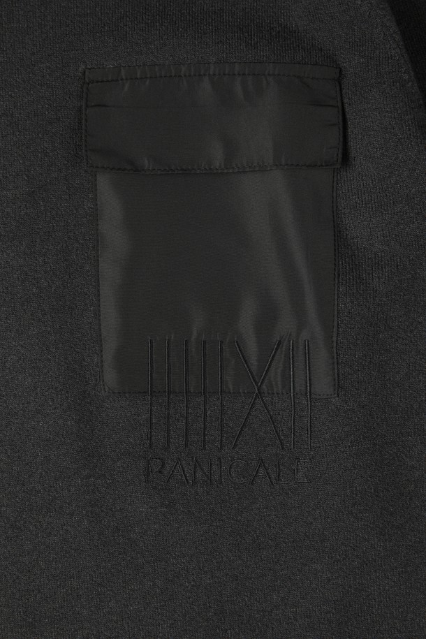 슬림핏 소프트 포켓 니트 M-QNIT62는 가을, 겨울 시즌에 어울리는 공용 니트/스웨터입니다. 부드러운 촉감의 니트 소재로 제작되었으며, 라운드넥과 긴소매 디자인으로 베이직하고 미니멀한 스타일을 연출합니다. 얇은 두께감으로 편안하게 착용 가능하며, 포켓 디테일이 돋보입니다. 출근룩과 비즈니스 캐주얼에 활용하기 좋으며, 미니멀, 클래식, 캐주얼 등 다양한 스타일을 소화할 수 있습니다.
