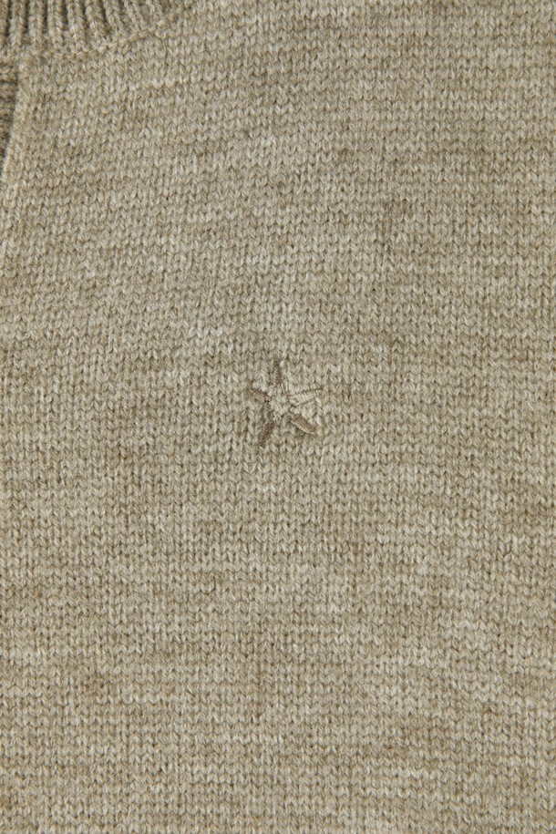 멜란지 오픈형 카라 베스트 M-QNIT63은 부드러운 촉감의 니트 소재로 제작된 여성 베스트입니다. 얇은 두께감과 민소매 디자인으로 봄, 가을 간절기에 활용하기 좋으며, 오픈형 카라 디테일이 세련된 느낌을 더합니다. 레귤러핏으로 편안하게 착용 가능하며, 베이직하고 미니멀한 스타일로 다양한 룩에 매치하기 용이합니다. 데이트룩, 모임룩 등 TPO에 맞춰 미니멀, 클래식, 캐주얼 스타일을 연출해보세요. 멜란지 그레이 컬러에 골지 디테일이 더해져 은은한 포인트를 줍니다.
