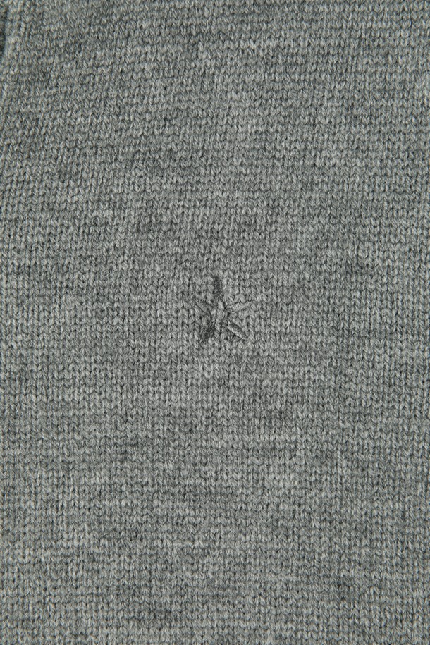 멜란지 오픈형 카라 베스트 M-QNIT63은 여성용 베스트로, 봄, 가을에 착용하기 좋은 크롭 기장의 니트입니다. 부드러운 촉감의 멜란지 소재로 제작되었으며, 미니멀하고 베이직한 스타일을 연출합니다. 오픈형 카라 디자인과 민소매 형태로, 다양한 룩에 레이어드하여 활용하기 좋습니다. 레귤러핏으로 편안하게 착용 가능하며, 일상에서 캐주얼하게 즐기기 좋은 아이템입니다. 그레이 컬러로 어떤 옷에도 쉽게 매치할 수 있습니다.
