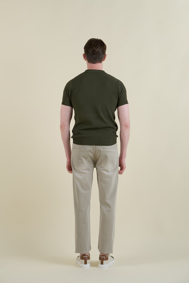 베이지 라이트워시 데님 진 M-QJEAN08은 남성용 데님 진으로, 부드러운 촉감과 유연성을 자랑합니다. 캐주얼하고 베이직한 스타일을 연출하며, 봄, 여름, 가을, 겨울 사계절 모두 착용 가능합니다. 은은한 라이트 워싱과 5포켓 디자인으로 포인트를 더했고, 레귤러 슬림핏으로 편안하면서도 세련된 핏을 선사합니다. 면, 리오셀, 폴리에스테르, 스판 혼방 소재로 제작되어 신축성이 뛰어나 활동성이 좋습니다. 데이트룩, 카페룩, 캐주얼, 미니멀, 클래식 등 다양한 스타일에 활용할 수 있습니다.
