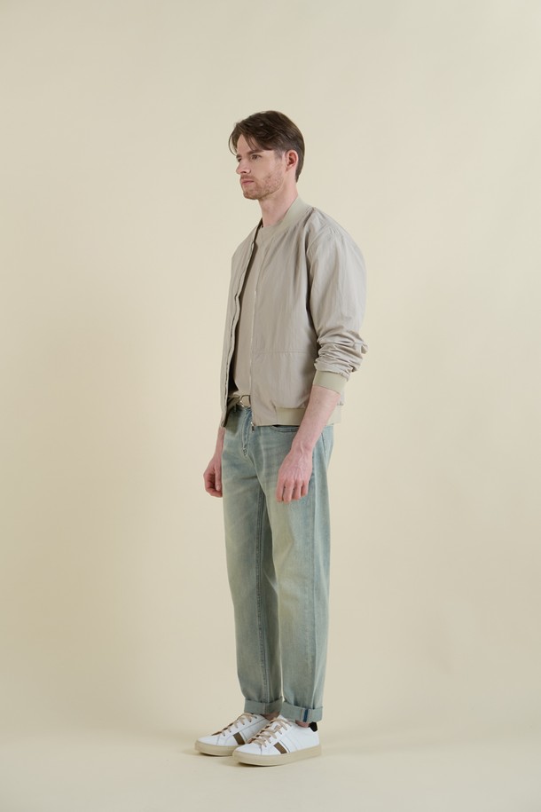 가볍고 부드러운 폴리에스터 소재의 라이트웨이트 블루종 점퍼입니다. 베이지 색상으로 어떤 옷에도 잘 어울리며, 간절기부터 겨울까지 활용 가능한 실용적인 아이템입니다. 베이직한 디자인에 베이스볼 카라, 측면 포켓, 골지 마감 디테일이 더해져 편안하면서도 스타일리시한 연출이 가능합니다.
