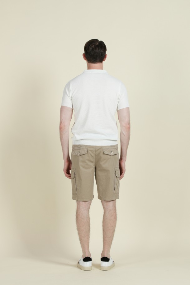 **반소매 집업 폴로 니트 M-QNIT10**

베이직하고 클래식한 스타일의 남성 반소매 집업 폴로 니트입니다. 가볍고 신축성이 좋은 비스코스, 폴리에스터 혼방 소재로 제작되어 여름과 간절기에 착용하기 좋습니다. 슬림핏으로 디자인되었으며, 부드러운 촉감과 골지 패턴이 특징입니다. 데이트룩, 비즈니스 캐주얼 등 다양한 TPO에 활용 가능하며, 단독 또는 이너 니트로도 활용할 수 있습니다. 카키, 베이지, 아이보리 세 가지 색상으로 출시되었습니다.
