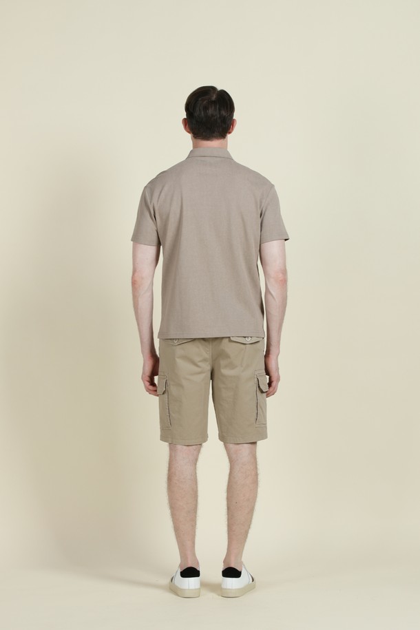 베이직하고 캐주얼한 스타일의 남성용 반집업 폴로 티셔츠 M-QTEE19입니다. 부드러운 촉감의 면, 폴리에스터, 스판 혼방 소재로 제작되어 여름과 간절기에 시원하고 편안하게 착용 가능합니다. 클래식한 카라 디자인과 뒷면 로고 프린팅이 돋보이며, 레귤러핏으로 제작되어 어떤 스타일에도 잘 어울립니다. 데이트룩, 카페룩 등 다양한 TPO에 활용할 수 있으며, 신축성이 좋아 활동성이 뛰어나고 몸에 달라붙지 않아 쾌적한 착용감을 선사합니다.
