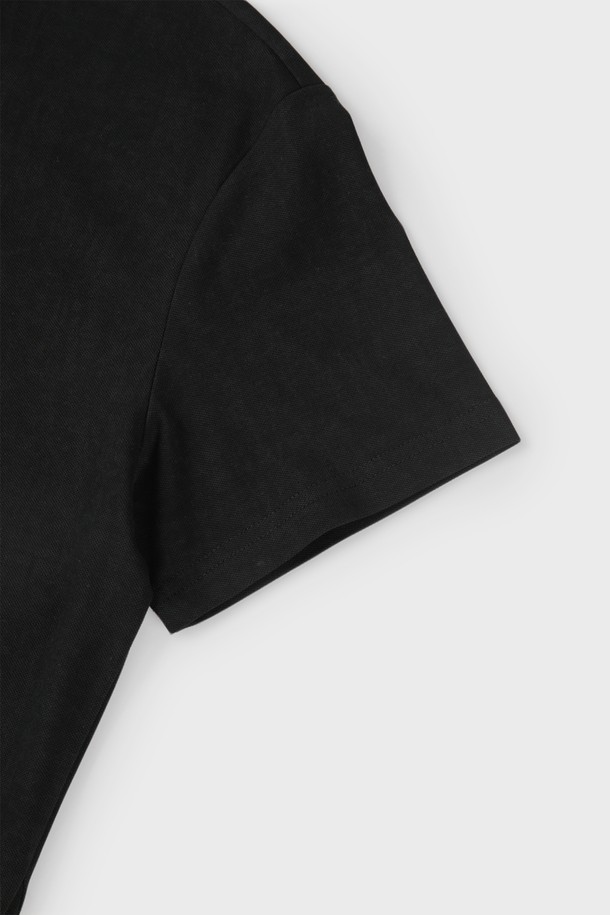 "엠-큐티이19" 반집업 폴로 티셔츠는 베이지, 블루, 화이트, 카키, 차콜 5가지 다채로운 색상으로 출시되어 있습니다. 면, 폴리에스터, 스판 혼방 소재로 제작되어 부드러운 촉감과 신축성을 자랑합니다. 클래식한 카라 디자인과 반집업 스타일로 세련된 분위기를 연출하며, 일상에서 데이트룩, 카페룩 등 다양한 TPO에 활용하기 좋습니다. 로고 프린트가 돋보이는 베이직한 디자인에 뒷면에도 로고를 넣어 포인트를 더했습니다. 레귤러핏으로 몸에 달라붙지 않아 편안하게 착용할 수 있습니다.
