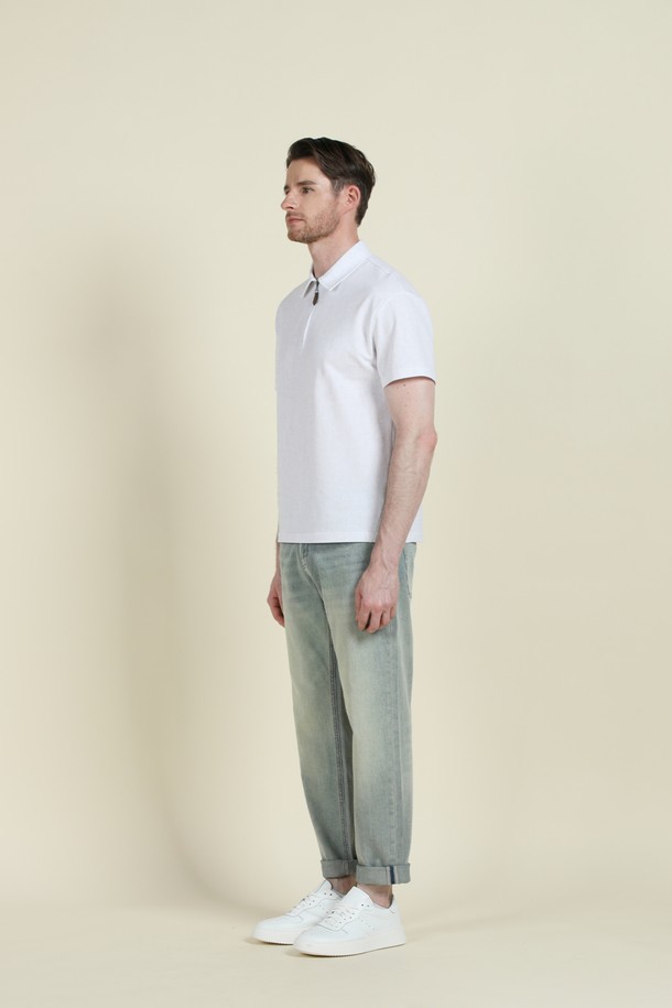 **반집업 폴로 티셔츠 M-QTEE19**는 남성용 반집업 폴로 티셔츠입니다. 베이지, 블루, 화이트, 카키 4가지 색상으로 출시되었으며, 데일리룩과 간절기, 여름철에 착용하기 좋습니다. 클래식하고 베이직한 스타일로, 레귤러 핏의 반소매 기장입니다. 면, 폴리에스터, 스판 혼방 소재로 제작되어 부드러운 촉감을 선사합니다. 클래식한 카라 디자인과 뒷면 로고 프린팅이 특징이며, 카페룩, 여행룩, 미니멀, 캐주얼 스타일을 연출하기에 적합합니다.
