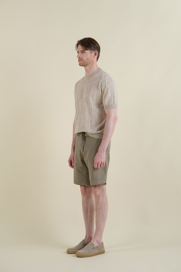 부드러운 면과 엘라스테인 혼방 소재의 남성용 드로우스트링 버뮤다 쇼츠입니다. 캐주얼한 무드의 베이직 디자인으로, 그레이와 카키브라운 두 가지 색상으로 출시되었습니다. 허리 부분 드로우스트링과 무릎 위 기장감, 앞뒤 포켓 디테일로 편안함과 실용성을 더했습니다.

