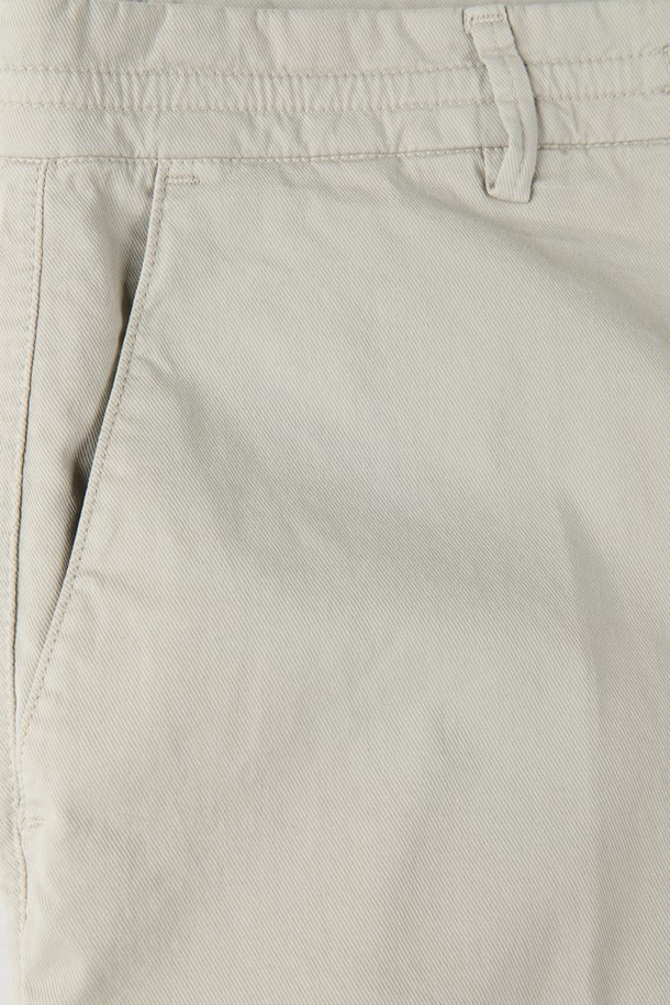 드로우스트링으로 편안하게 조절 가능한 그레이 컬러의 드로우스트링 버뮤다 쇼츠입니다. 면 97%와 엘라스테인 3% 혼방 소재로 제작되어 부드러운 촉감과 슬림핏, 레귤러핏 모두 연출 가능하며 캐주얼하고 베이직한 스타일을 완성합니다. 앞뒤 포켓 구성으로 실용성을 더했으며, 여름, 간절기, 겨울 데일리룩으로 활용하기 좋습니다.
