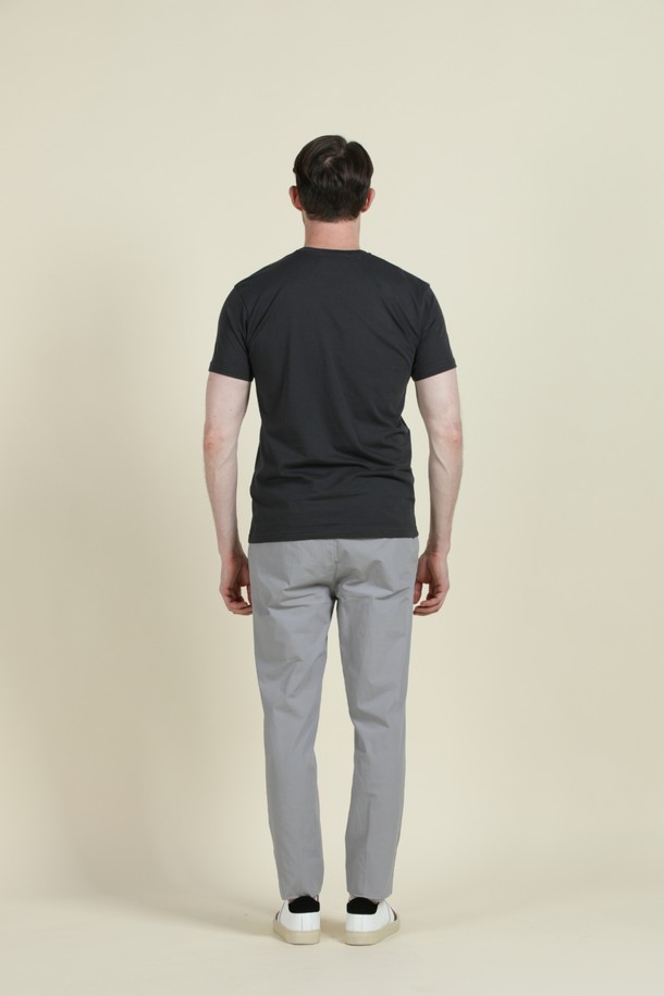 패치워크 코튼 티셔츠 F-QTEE03은 남성을 위한 캐주얼 스타일의 반소매 티셔츠입니다. 차콜과 화이트 두 가지 색상으로 제공되며, 부드러운 면 소재에 신축성을 더해 편안한 착용감을 선사합니다. 다채로운 패턴과 컬러의 패치워크 디자인과 단정한 라운드넥으로 제작되어 다양한 하의와 멋스럽게 매치할 수 있습니다.
