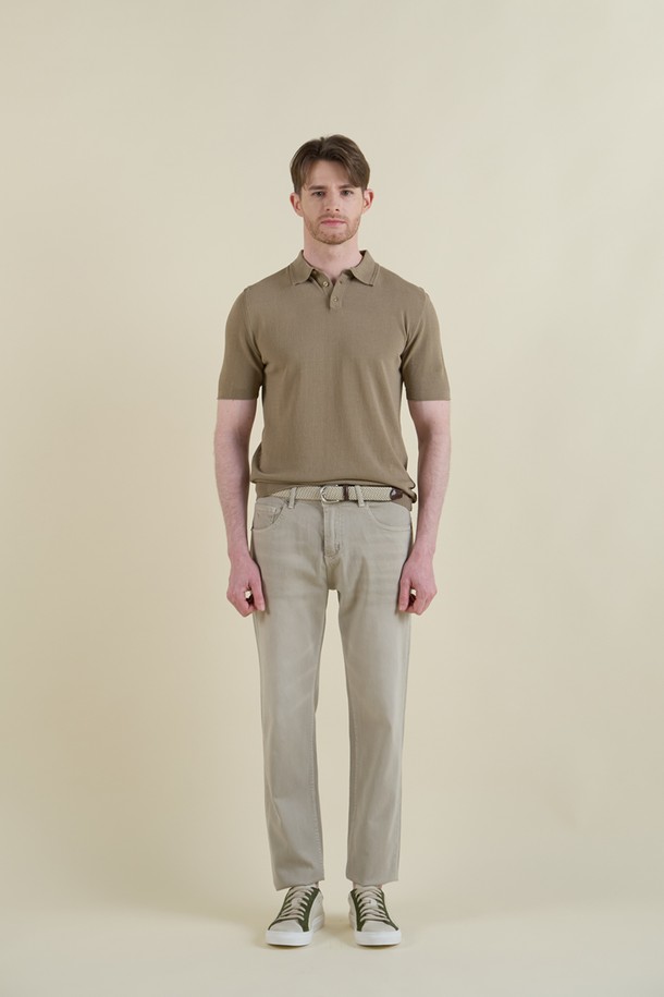 **헤링본 반소매 폴로 니트 F-QNIT01**은 부드러운 면 소재로 제작되어 편안한 착용감을 선사하며, 여름과 간절기에 활용하기 좋은 얇은 두께의 슬림핏 반소매 폴로 니트입니다. 네이비와 사비아 두 가지 색상으로 출시되었으며, 헤링본 패턴과 소매 및 밑단 시보리 & 데끼 마감 디테일이 클래식하면서도 캐주얼한 스타일을 연출합니다. 통기성이 뛰어나 단독으로 착용하거나 아우터 속 이너 니트로 활용하여 다양한 연출이 가능합니다.
