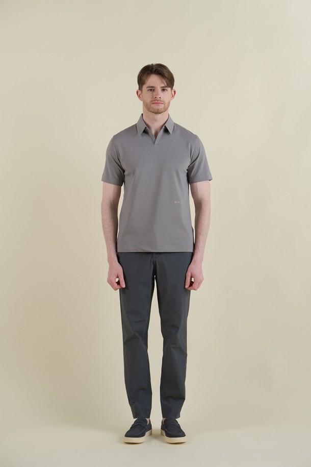 쿨에버 조니 칼라 폴로 셔츠 D-QTEE20는 남성용 폴로 셔츠로, 미니멀하고 베이직한 스타일을 추구합니다. 그레이 컬러에 반소매 기장과 레귤러핏, 슬림핏으로 폭넓은 핏을 제공하며, COOLEVER 기능성 원단과 흡습, 속건, 통기 기능을 갖춰 여름, 간절기, 겨울에도 쾌적하게 착용 가능합니다. 면, 폴리에스테르, 스판덱스 혼방 소재로 부드러운 촉감을 제공하며, 로고 자수 디테일이 특징입니다.
