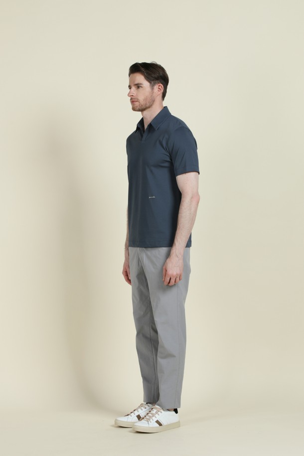 쿨에버 조니 칼라 폴로 셔츠 D-QTEE20는 여름, 간절기, 겨울까지 활용 가능한 베이직 스타일의 반소매 폴로 셔츠입니다. COOLEVER 기능성 원단을 사용하여 흡습, 속건, 통기, 경량 기능을 갖췄으며, 부드러운 촉감과 무지 디자인으로 편안한 착용감을 선사합니다. 슬림핏, 레귤러핏, 오버핏으로 다양한 핏을 선택할 수 있으며, 조니칼라 네크라인과 로고 자수 디테일이 돋보이는 제품입니다.
