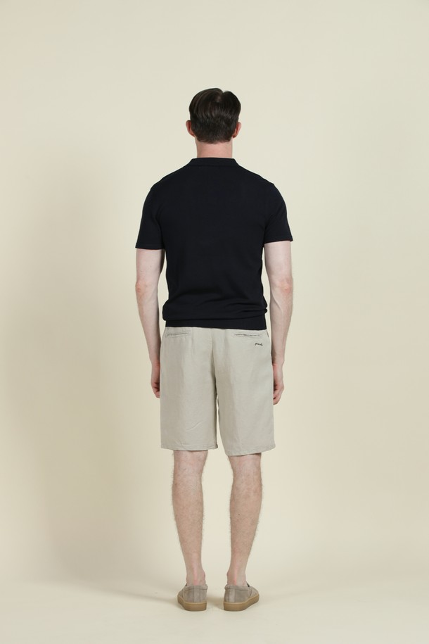 조니 칼라 폴로 니트 M-QNIT08은 미니멀하고 베이직한 스타일의 남성 여름 니트입니다. 부드러운 촉감의 비스코스, 폴리에스테르 혼방 소재로 제작되었으며, 슬림핏으로 시원하고 편안한 착용감을 선사합니다. 골지 패턴과 조니칼라 디자인이 특징이며, 반소매 기장으로 데이트룩, 카페룩 등 다양한 TPO에 활용할 수 있습니다. 버튼리스 디자인으로 깔끔하며, 단독 또는 아우터 이너로 활용 가능하여 활용도가 높습니다. 네이비, 블랙 두 가지 컬러로 출시되었습니다.
