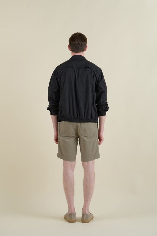 블랙 색상의 남성용 윈드브레이커 M-QCJP06는 봄, 가을 간절기에 적합한 슬림핏의 경량 아우터입니다. 나일론과 폴리에스테르 혼방 소재로 제작되어 부드러운 촉감과 함께 방풍 기능을 제공하며, 메쉬 소재 적용으로 통기성을 강화했습니다. 일상 및 스포츠 활동에 모두 활용 가능하며, 집업 스타일과 무지 디자인으로 미니멀하고 스포티한 매력을 연출합니다.
