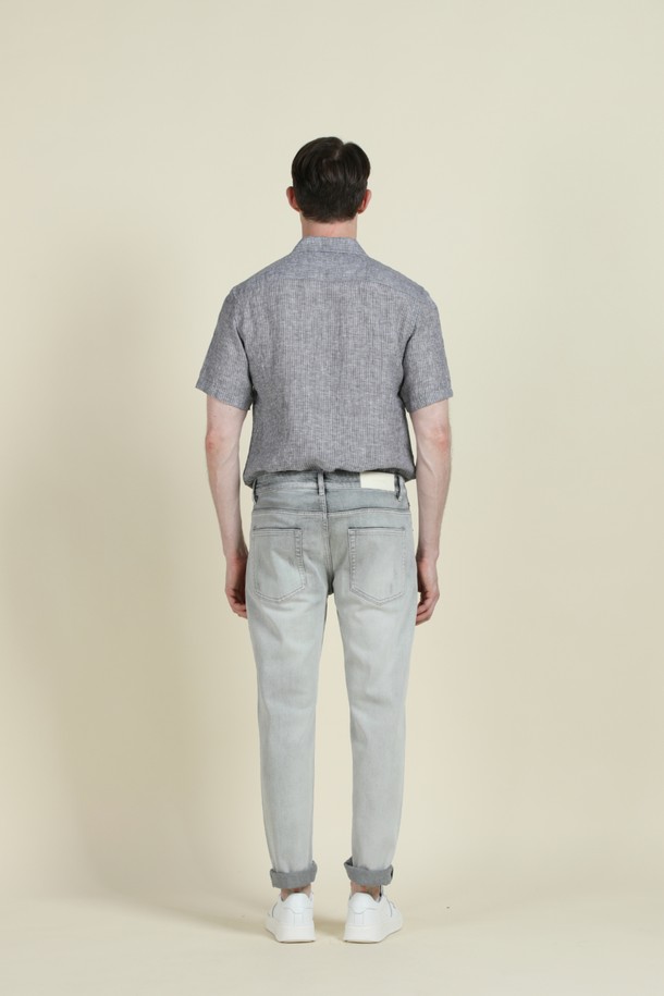 그레이 컬러의 라이트워시 데님 진 M-QJEAN07는 남성들을 위한 캐주얼 데님 팬츠입니다. 면, 폴리에스터, 스판덱스의 혼방으로 제작되어 부드러운 촉감과 뛰어난 착용감을 제공하며, 슬림핏과 레귤러핏으로 출시되어 다양한 스타일을 연출할 수 있습니다. 빈티지한 워싱과 디스트로이드 디테일, 5포켓 디자인이 특징이며, 스트레치 소재로 활동성을 높였습니다.
