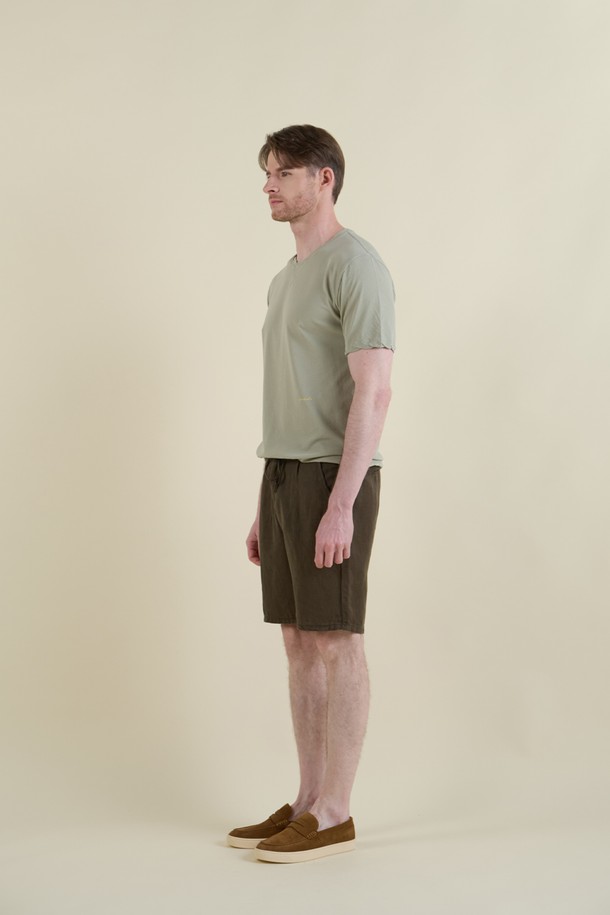 부드러운 린넨과 텐셀 혼방 소재로 제작된 남성 드로우스트링 쇼츠입니다. 카키 색상에 무지 디자인으로, 여름 및 간절기에 캐주얼하고 베이직한 스타일을 연출하기 좋습니다. 슬림핏, 레귤러핏, 릴렉스핏으로 편안함을 더했으며, 뒷면 로고 자수와 뒷주머니 봉제(제거 가능) 디테일이 특징입니다.
