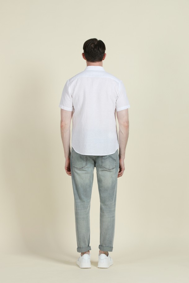 라이트블루 컬러의 남성용 데님 진으로, 캐주얼한 스타일을 연출하기에 좋습니다. 면, 폴리에스테르, 스판덱스의 혼방 소재로 제작되어 부드러운 촉감과 편안한 착용감을 제공하며, 은은한 워싱과 배색 자수 디테일이 돋보입니다. 레귤러핏과 스트레이트 핏으로 디자인되었으며, 5포켓 디자인과 간절기, 여름, 겨울 등 다양한 계절에 활용 가능한 실용적인 아이템입니다.
